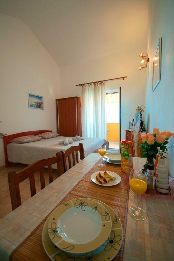 Studio Apartman Stara Baška Buitenkant foto
